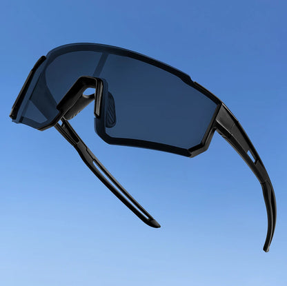 Vous faites du sport ? Plus  besoin de les enlever les lunettes. Grâce à leurs verres intelligents, elles s'adaptent automatiquement à la luminosité, s'assombrissant sous le soleil et s'éclaircissant à l'ombre.